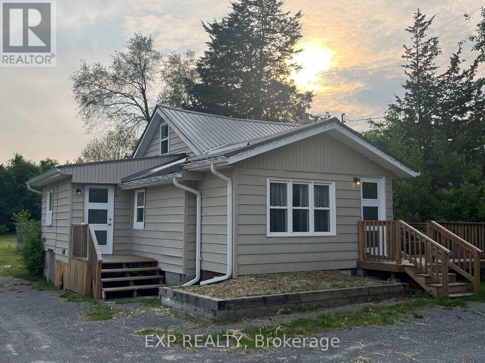 22166 Loyalist Pkwy in Quinte West, ON - Building Photo