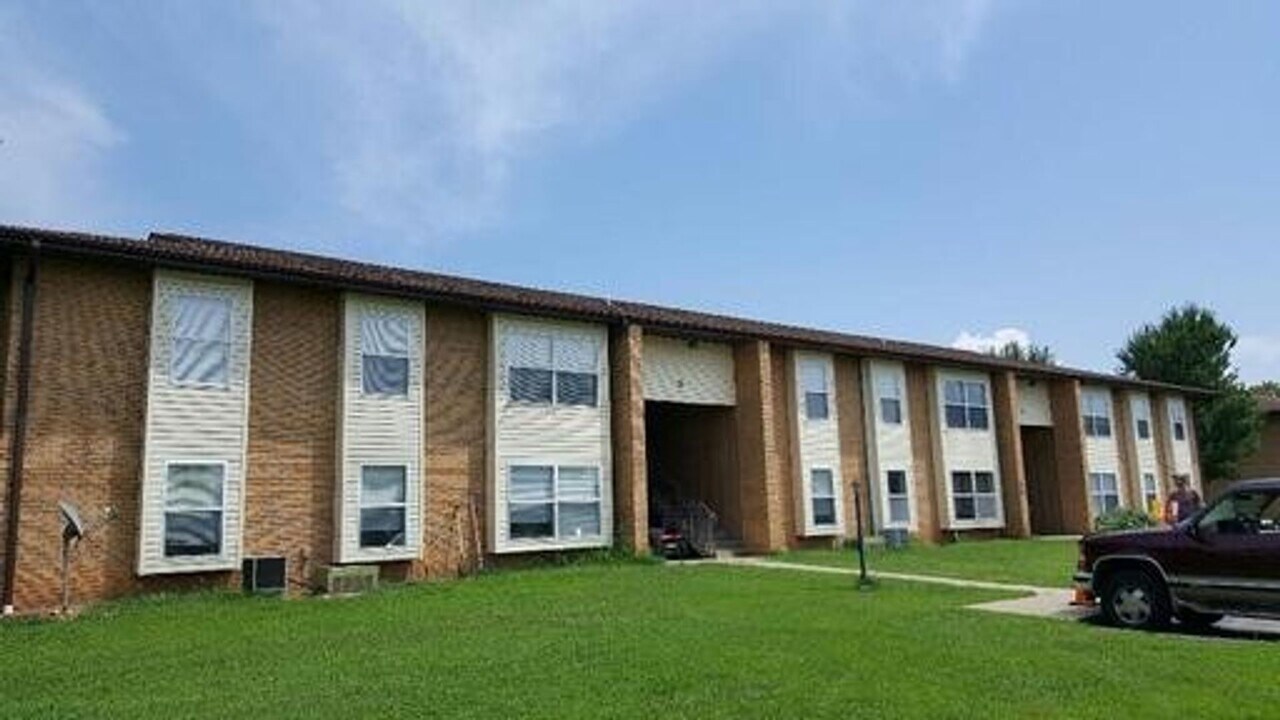 174-176 Church St in Hollister, MO - Building Photo