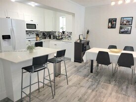 20350 W Country Club Dr in Aventura, FL - Building Photo