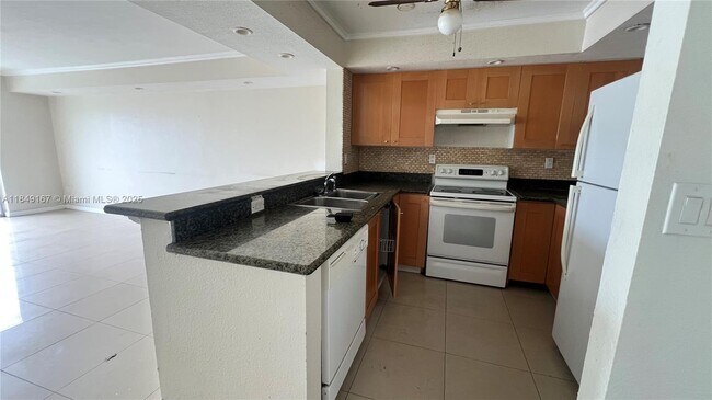 486 NW 165th St in Miami, FL - Building Photo - Building Photo