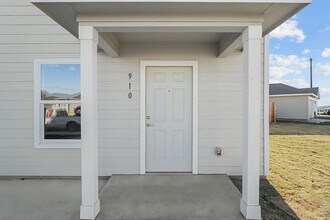 910 Stricker Path in San Antonio, TX - Building Photo - Building Photo