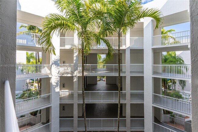 10750 NW 66th St in Doral, FL - Building Photo - Building Photo