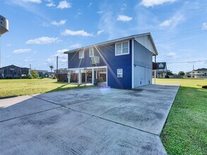 16527 Lewis Scott Rd in Jamaica Beach, TX - Foto de edificio - Building Photo