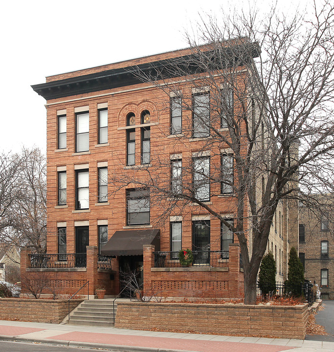 The St. Charles in St. Paul, MN - Foto de edificio