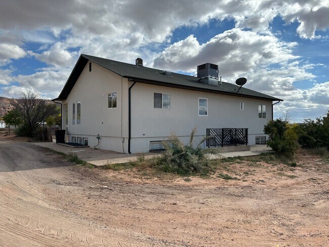 245 Willow St in Colorado City, AZ - Building Photo - Building Photo