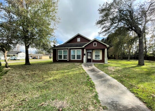 590 E Virginia St in Beaumont, TX - Building Photo - Building Photo