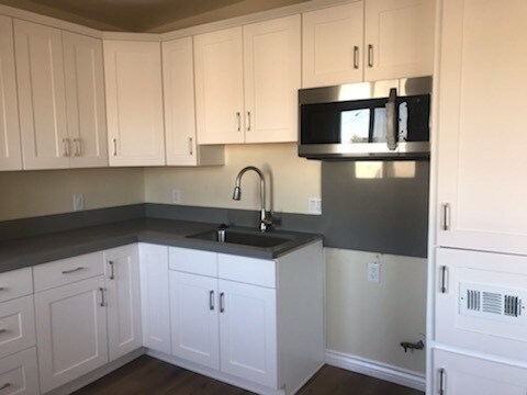 162 W 66th St in Los Angeles, CA - Building Photo
