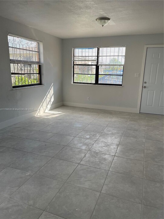2041 NW 6th St-Unit -a in Miami, FL - Building Photo