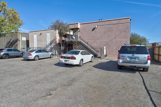 142 Rhode Island St SE in Albuquerque, NM - Building Photo - Building Photo