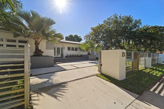 18 Samana Dr in Miami, FL - Building Photo - Building Photo