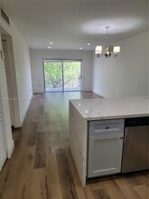 5112 NW 79th Ave in Doral, FL - Foto de edificio - Building Photo