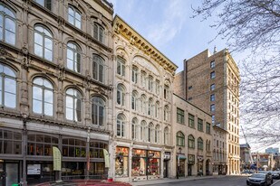 60 Notre-Dame O in Montréal, QC - Building Photo