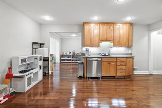 6730 Haycock Rd in Falls Church, VA - Building Photo - Building Photo