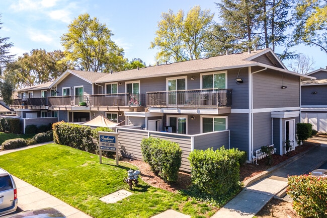 Welcome to Peachwood Apartments in Fairfield, CA - Foto de edificio - Building Photo