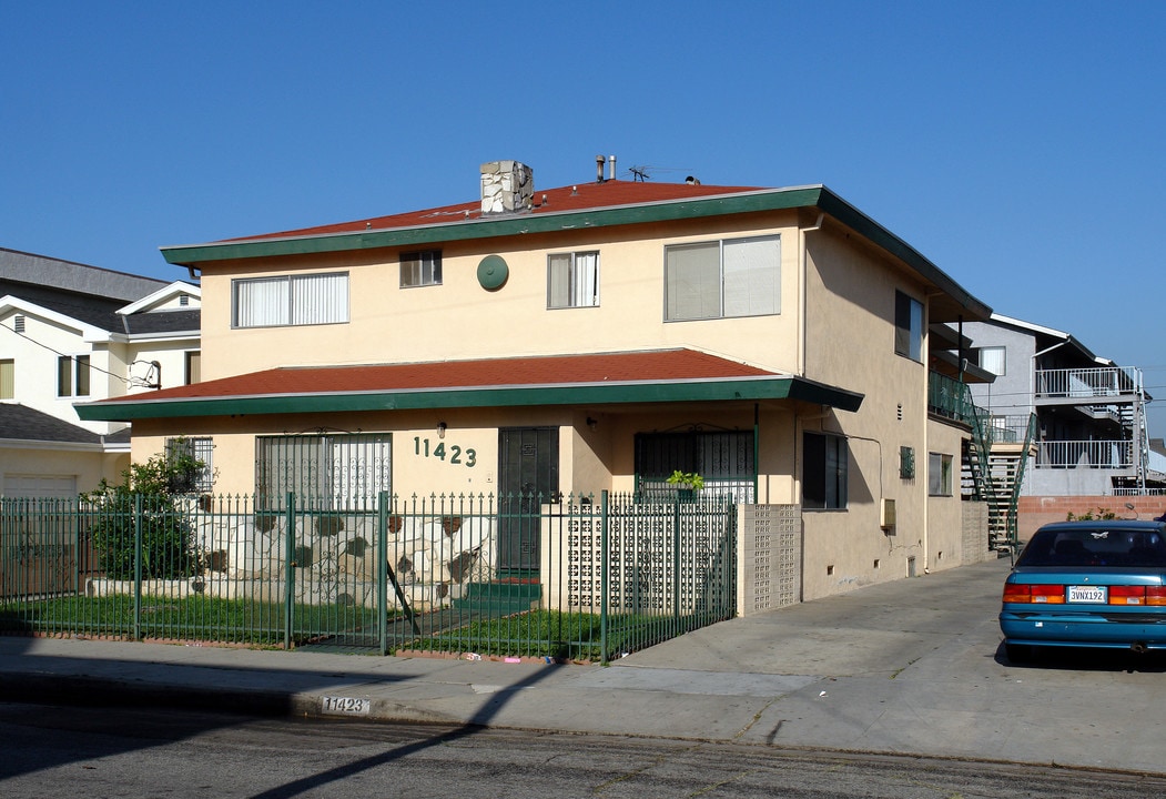 11423 Menlo Ave in Hawthorne, CA - Foto de edificio