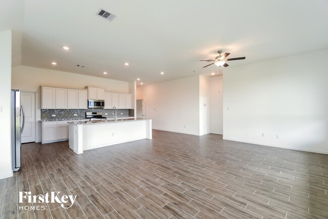 15006 Lake Shore Ave in Mont Belvieu, TX - Building Photo - Building Photo