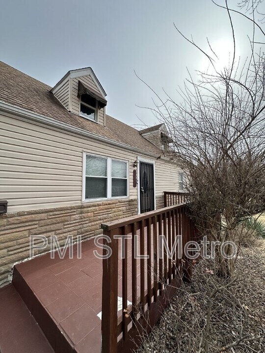 220 N Harvey Ave in Ferguson, MO - Foto de edificio