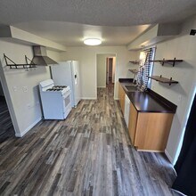 1320 Summers Ln in Klamath Falls, OR - Building Photo - Building Photo