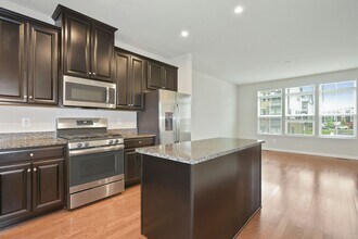 43501 Apple Orch Sq in Brambleton, VA - Foto de edificio - Building Photo