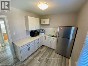 18 Cameron Ave S in Hamilton, ON - Building Photo - Building Photo