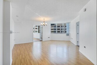 905 Brickell Bay Dr, Unit 1821 in Miami, FL - Building Photo - Building Photo