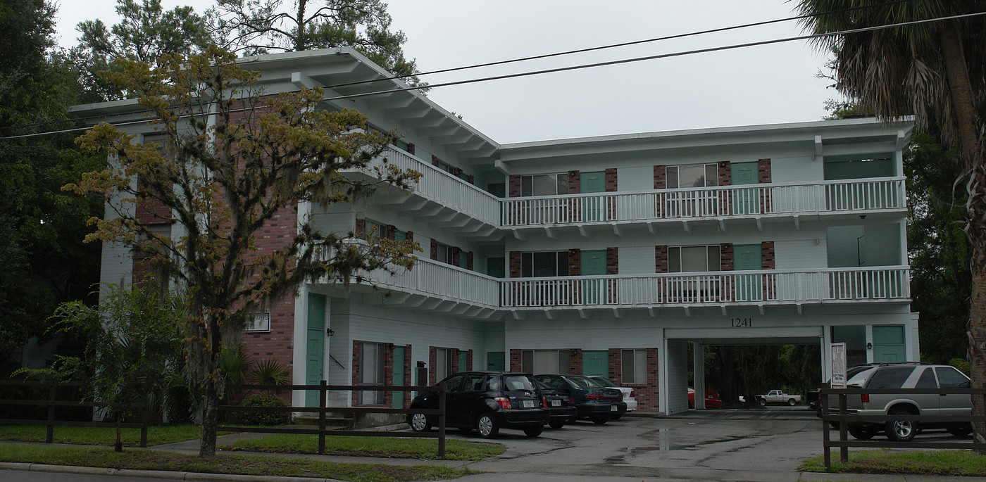 1241 SW 4th Ave in Gainesville, FL - Foto de edificio