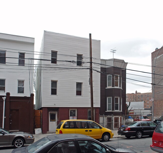 38-57 9th St in Long Island City, NY - Foto de edificio - Building Photo