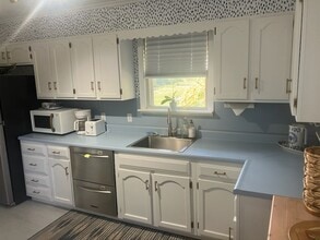 56 Anthony Rd in North Stonington, CT - Foto de edificio - Building Photo