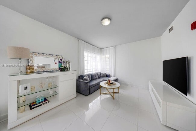 1000 Meridian Ave in Miami Beach, FL - Building Photo - Building Photo