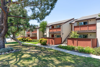 Brighton Park Apartments in Claremont, CA - Foto de edificio - Building Photo