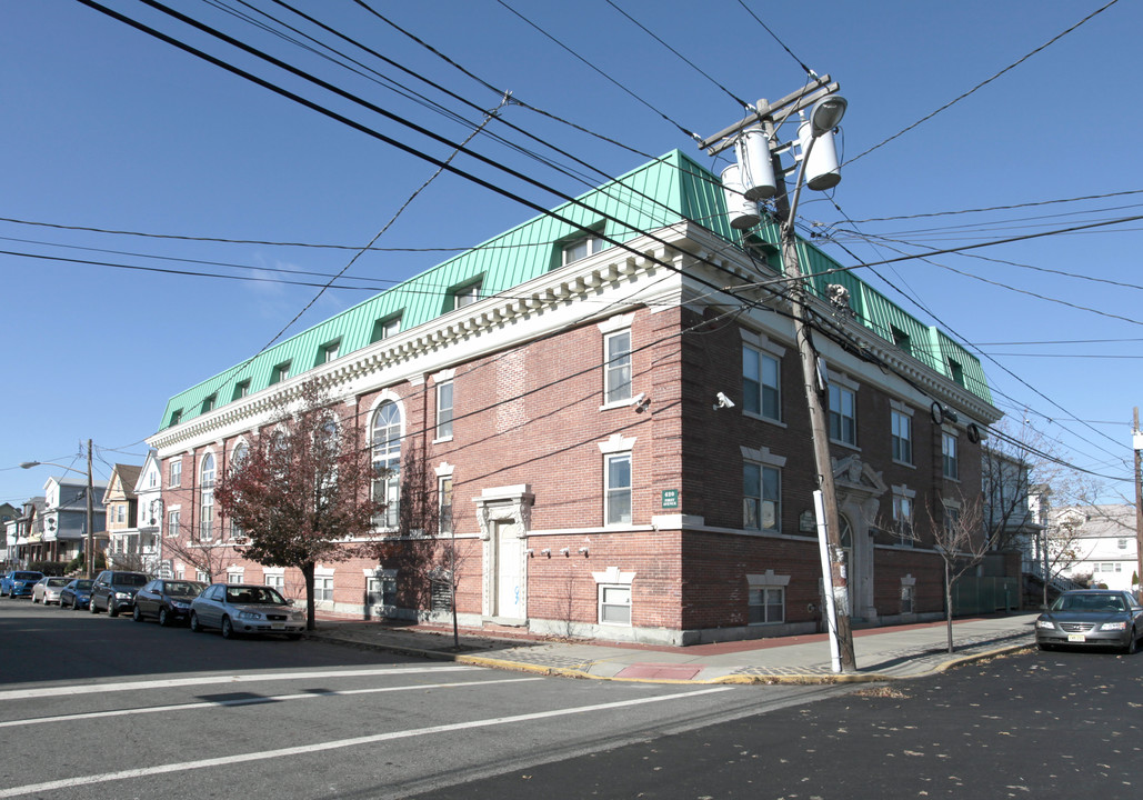 James T. Kirk Gardens in Elizabeth, NJ - Building Photo