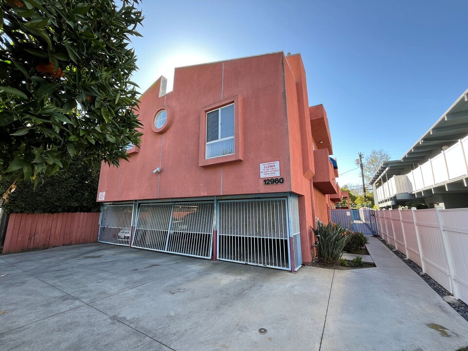 12960 Moorpark St in Los Angeles, CA - Building Photo