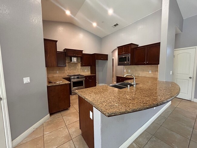 3821 W Vine Ave in Visalia, CA - Building Photo - Building Photo