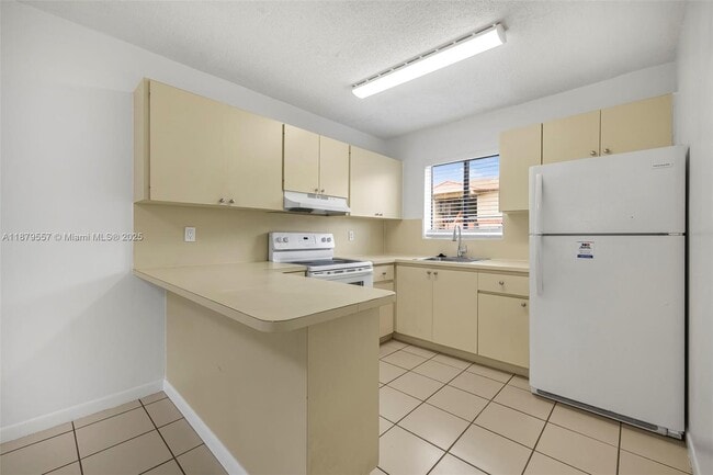 6165 W 22nd Ct in Hialeah, FL - Building Photo - Building Photo