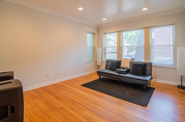 2750 N Kostner Ave in Chicago, IL - Building Photo - Building Photo