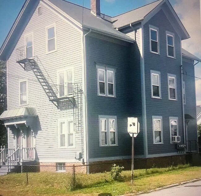 1172 Roosevelt Ave, Unit Third in Pawtucket, RI - Building Photo - Building Photo
