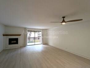 8850 Villa La Jolla Dr in San Diego, CA - Building Photo - Building Photo