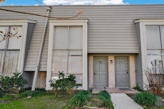 5929 Queensloch Dr in Houston, TX - Building Photo - Building Photo