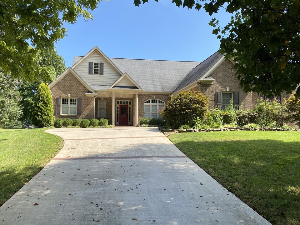 111 Oohleeno Way in Loudon, TN - Building Photo