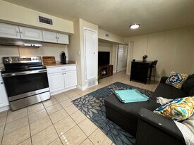 319 S Olive St in San Antonio, TX - Building Photo