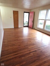 10701 Broadway St in Indianapolis, IN - Foto de edificio - Building Photo