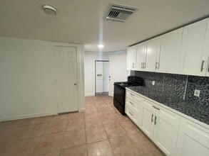 634 E 30th St, Unit Unit 3 in Hialeah, FL - Building Photo - Building Photo