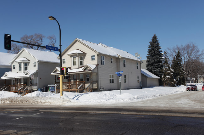 59 NE Lowry Ave in Minneapolis, MN - Foto de edificio - Building Photo