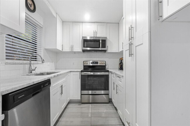 3930 Crystal Lake Dr in Pompano Beach, FL - Foto de edificio - Building Photo