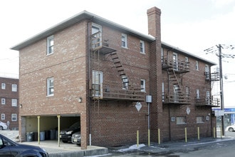100 Broad in Palisades Park, NJ - Foto de edificio - Building Photo