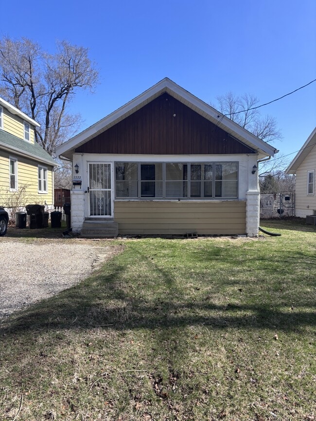 property at 2222 N Ellis St