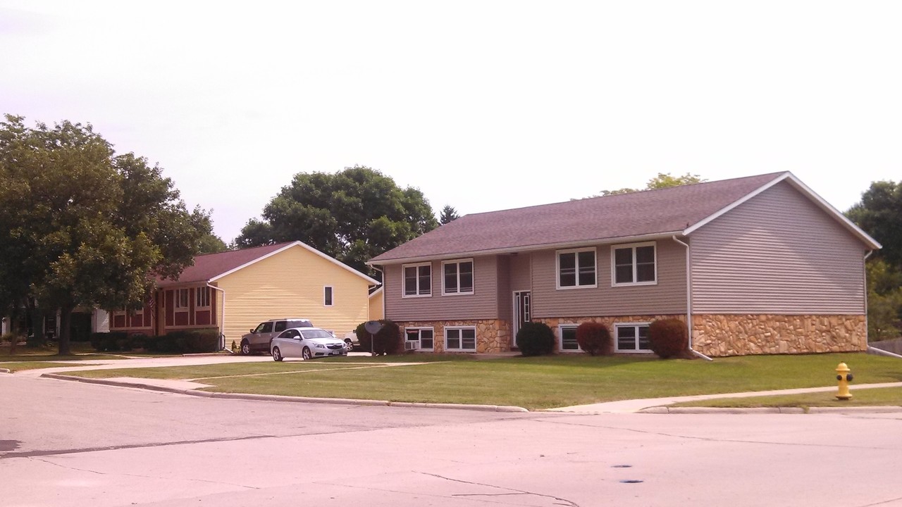 1445-1449 Lakeview Dr in Fort Atkinson, WI - Building Photo