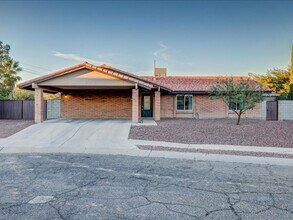 1812 W Deacon Dr in Tucson, AZ - Building Photo - Building Photo