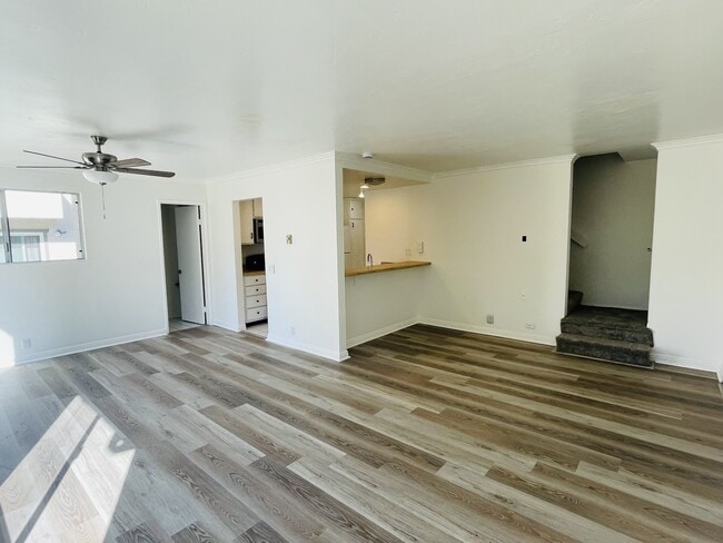 7076 Park Mesa Way in San Diego, CA - Foto de edificio - Building Photo
