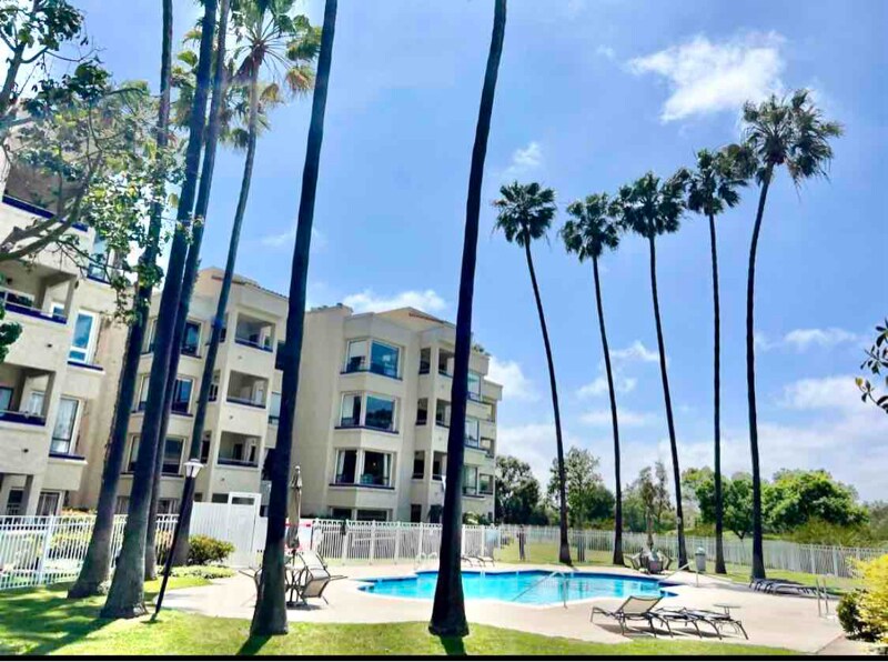 12122 Royal Birkdale Row in San Diego, CA - Foto de edificio